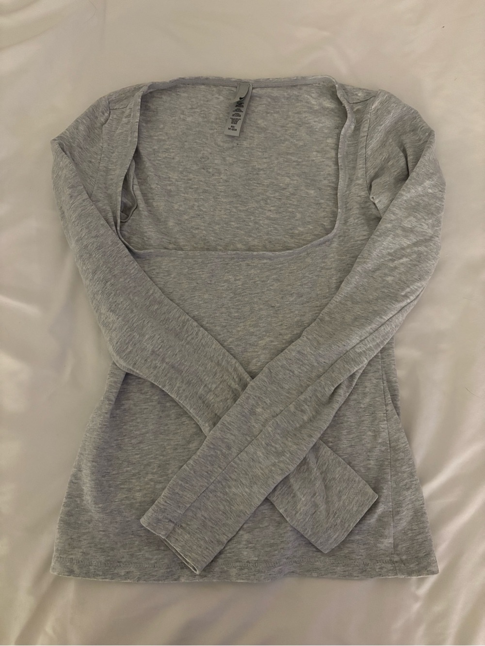 SKIMS COTTON JERSEY
SCOOP NECK LONG
SLEEVE TOP
LIGHT HEATHER GREY‎ / XS